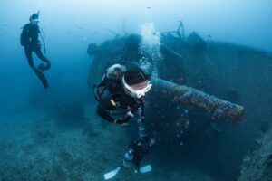 Relitto. Per le immersioni alla USS Emmons a Okinawa, in Giappone, vieni a GOLD