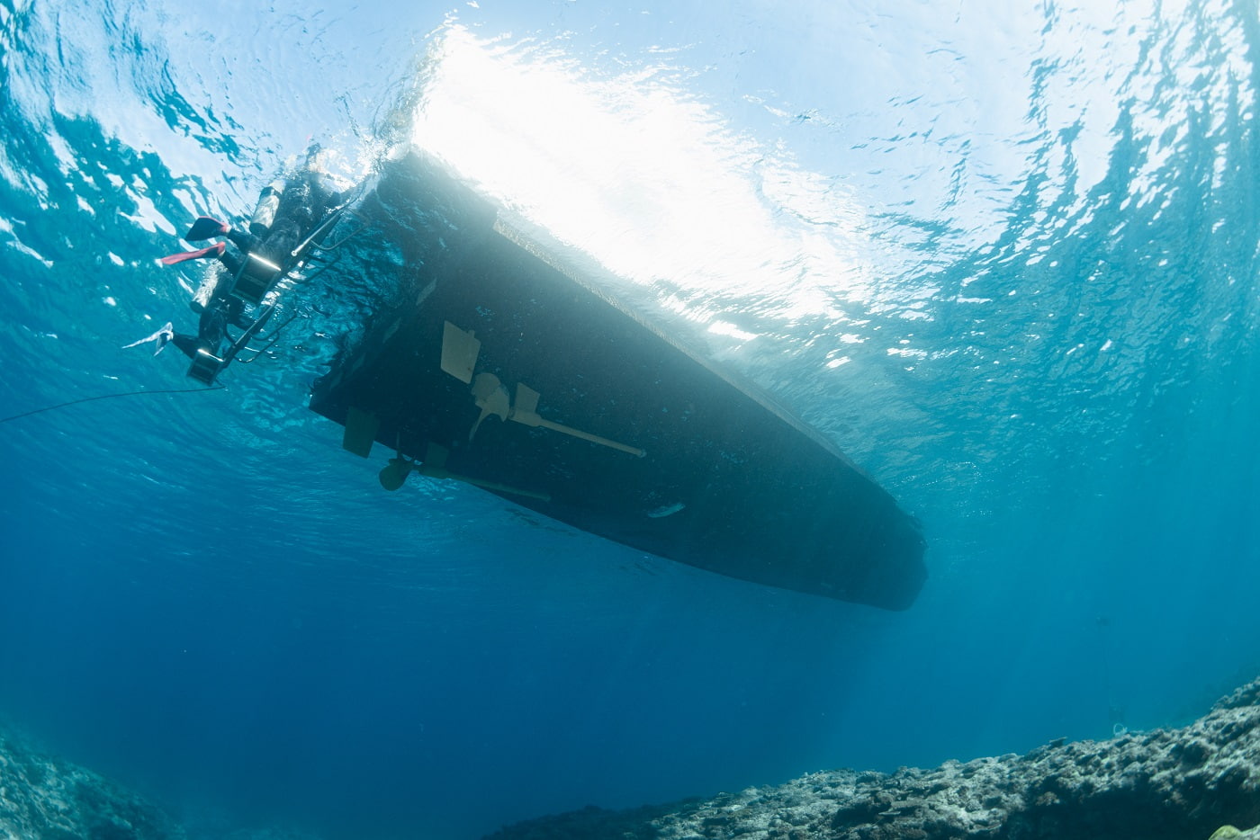 水中から撮影した水面の船