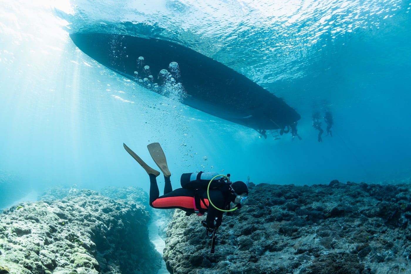 ダイビング中の写真 船とダイバー