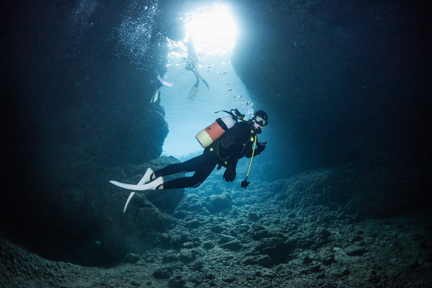真栄田岬 青の洞窟の中で撮影したダイビング中のお客様