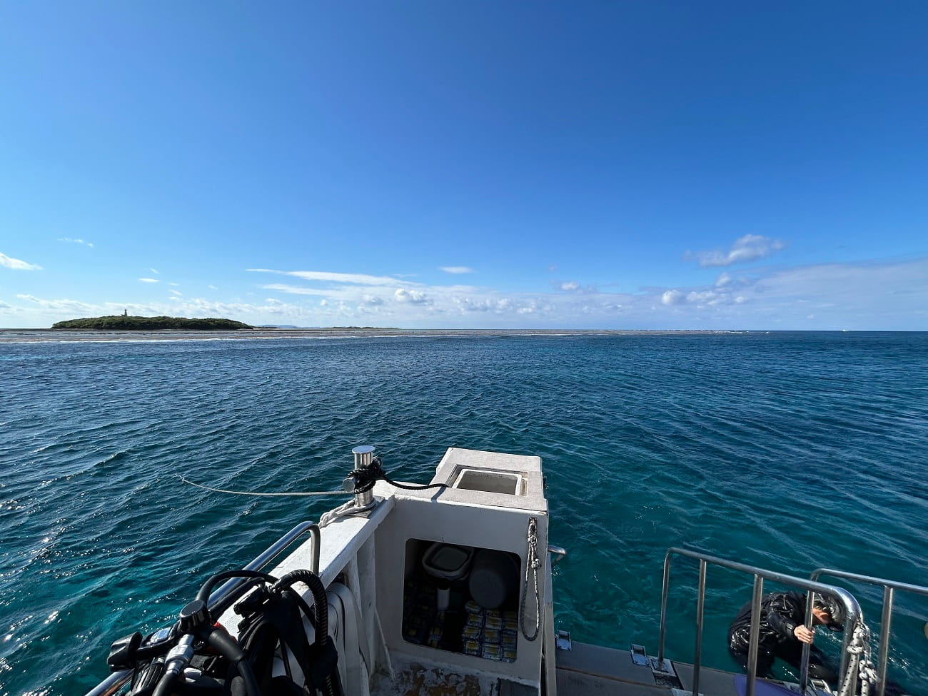 船から見た神山東ドロップのダイビングポイント