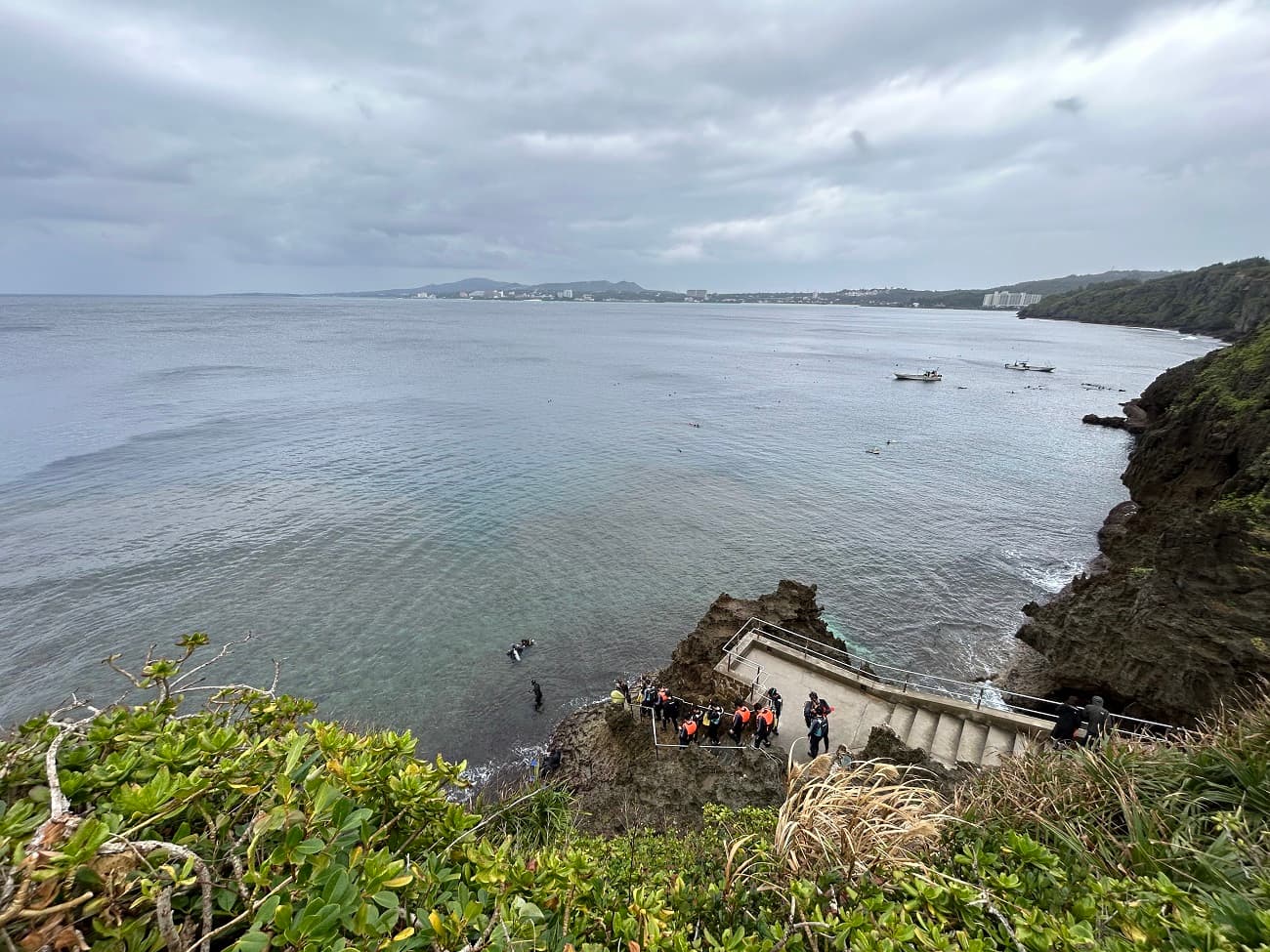 丘の上から撮影した真栄田岬