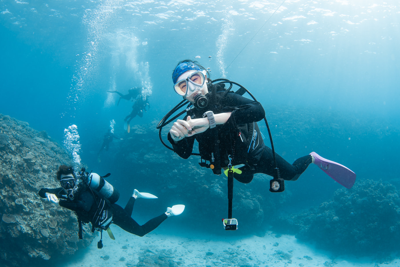 Divers enjoying the underwater scenery at Daimaru.