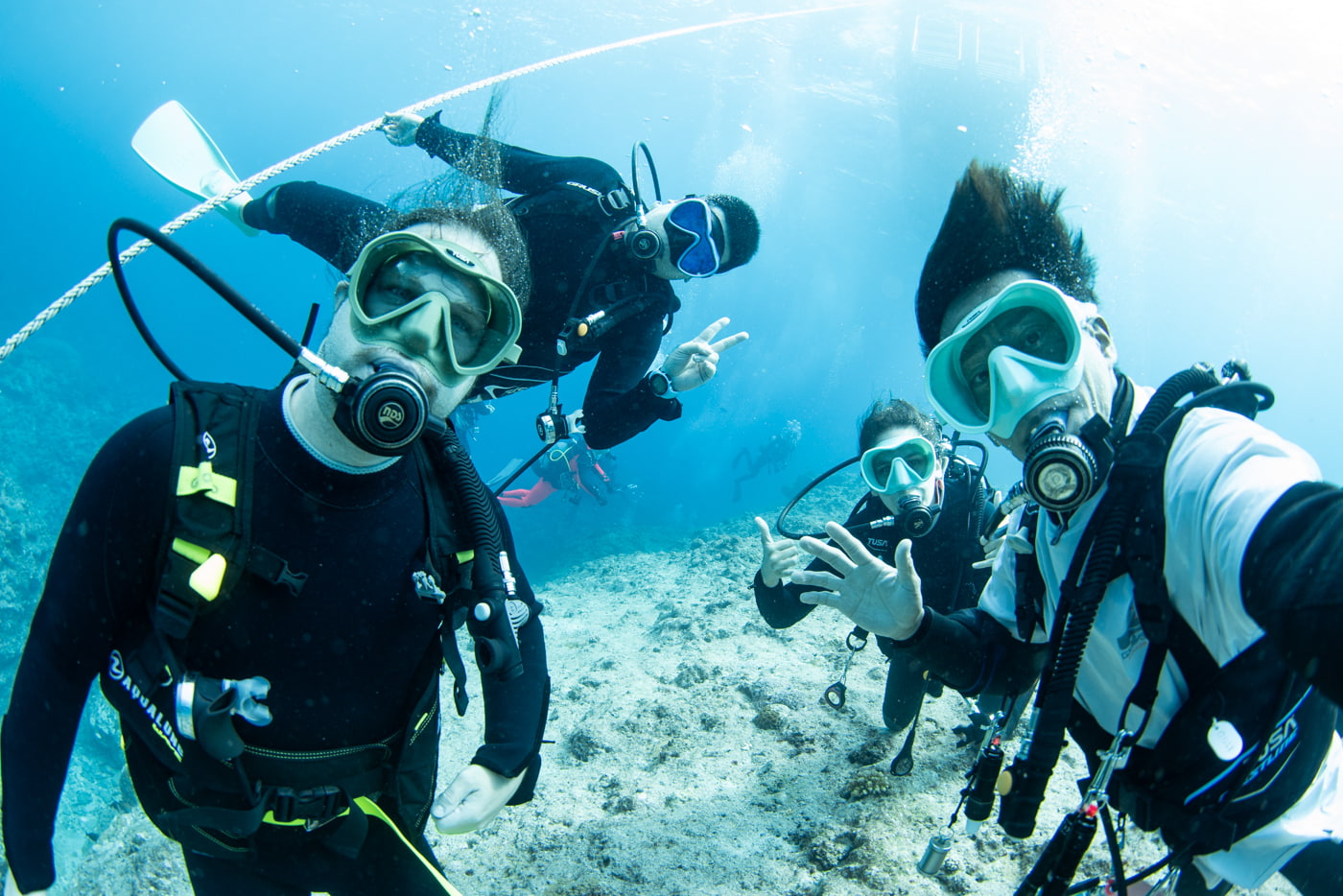 Group photo underwater with our guests.