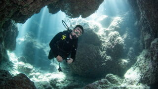Diving in the Kerama Islands with Guests from Taiwan – Caves, Turtles and Sharks