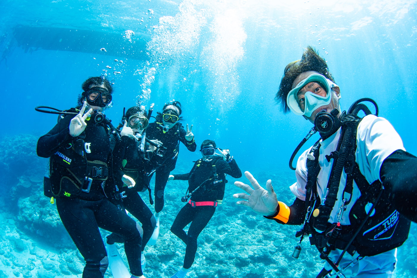 Group photo underwater with our guests.