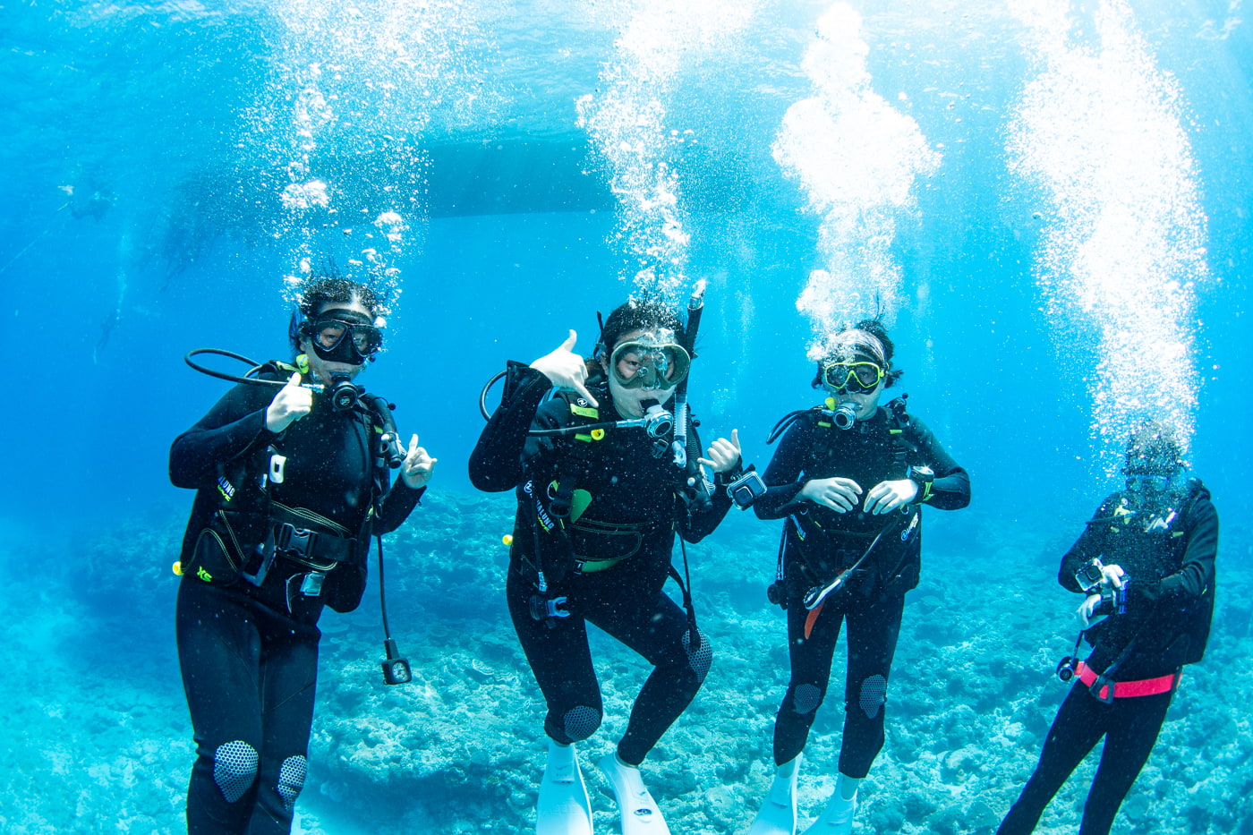 Group photo underwater with our guests.