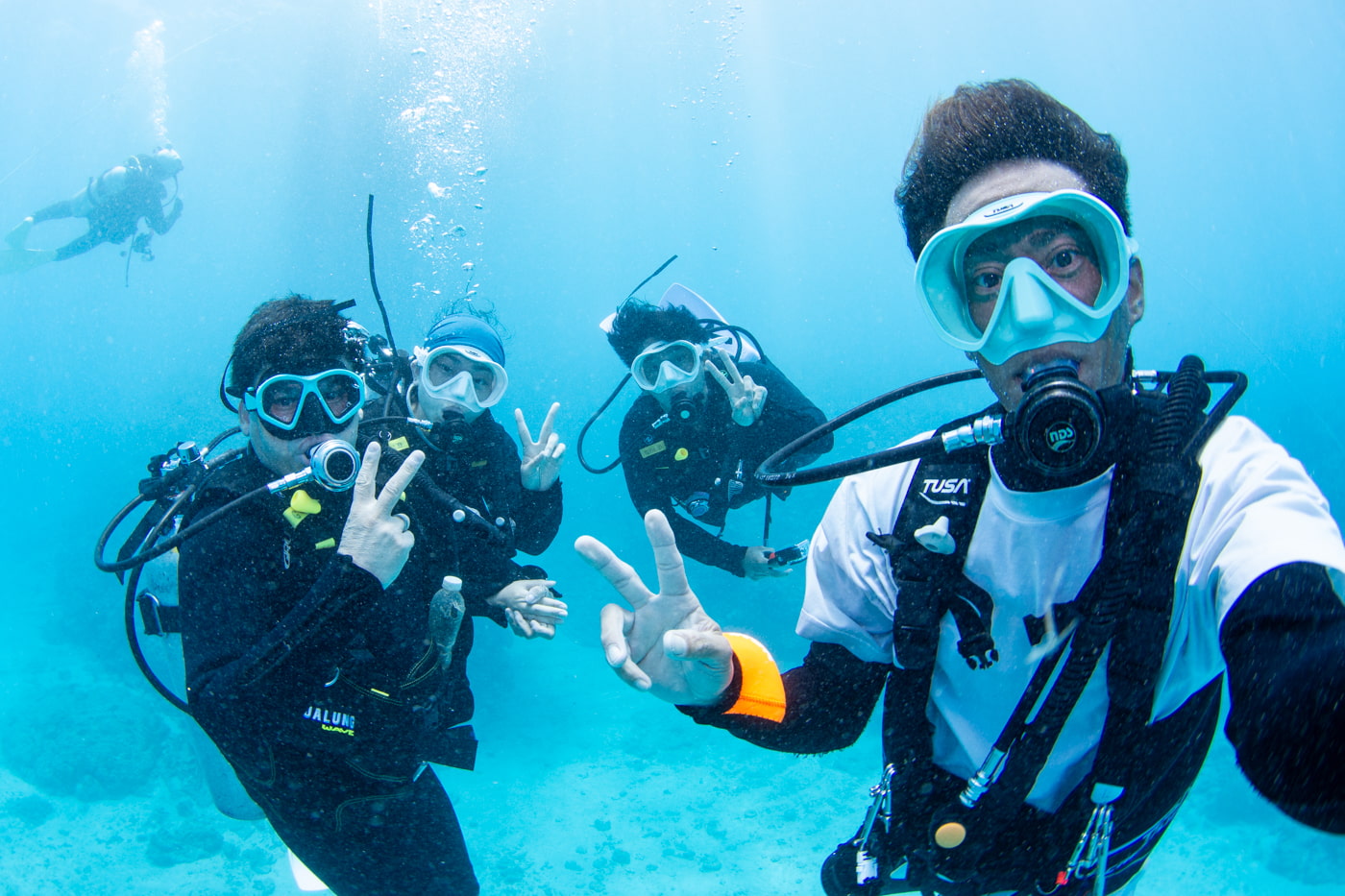 Group photo underwater with our guests.