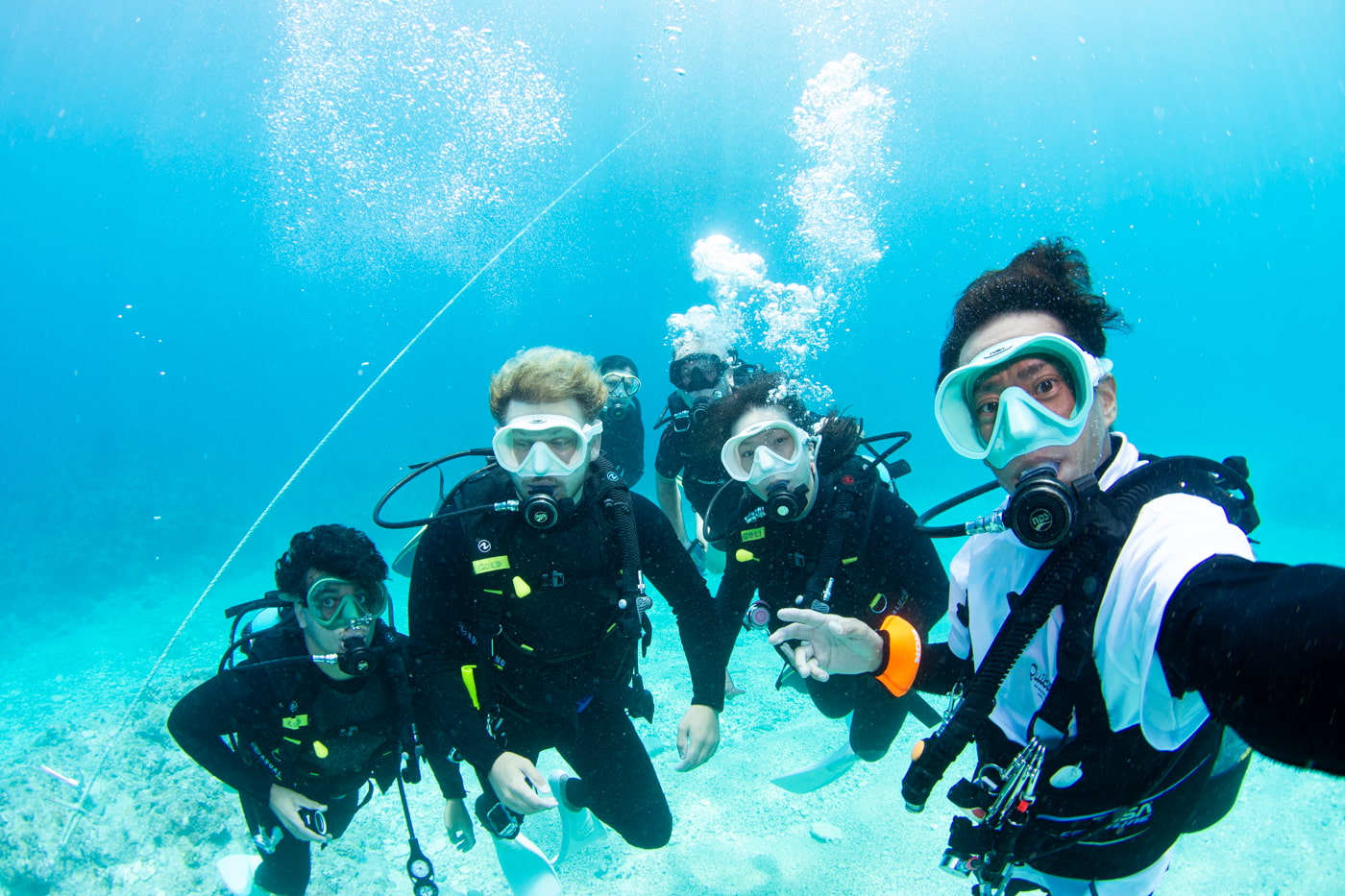 Group photo underwater with our guests.