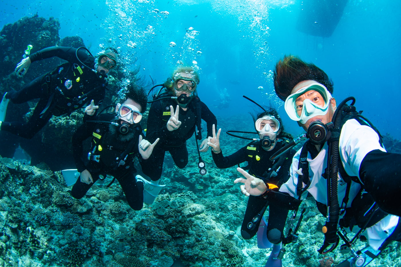 Group photo underwater with our guests.