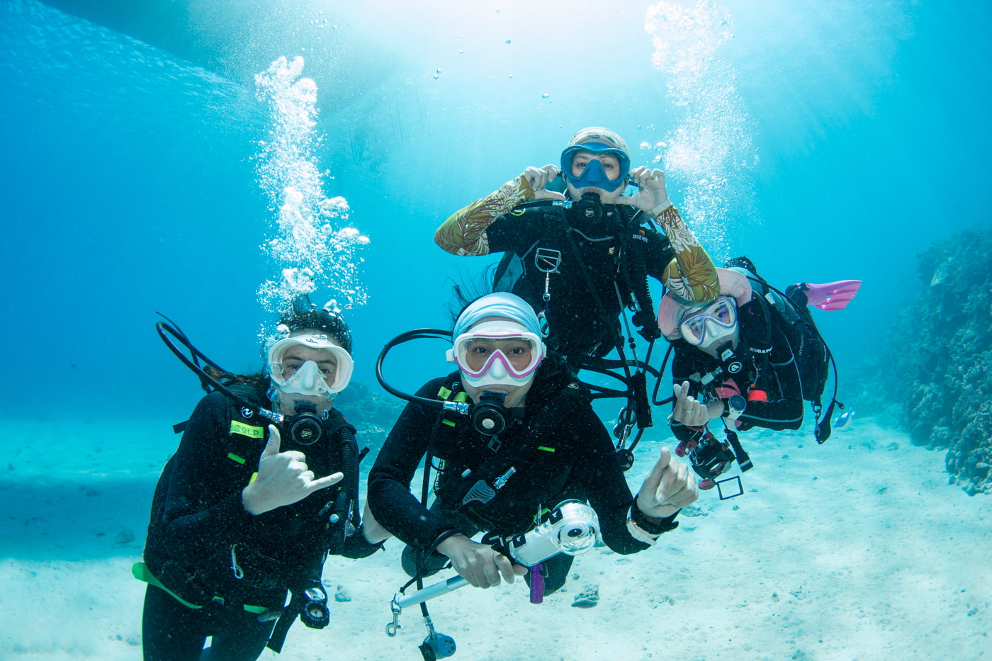 Group photo underwater with our guests.