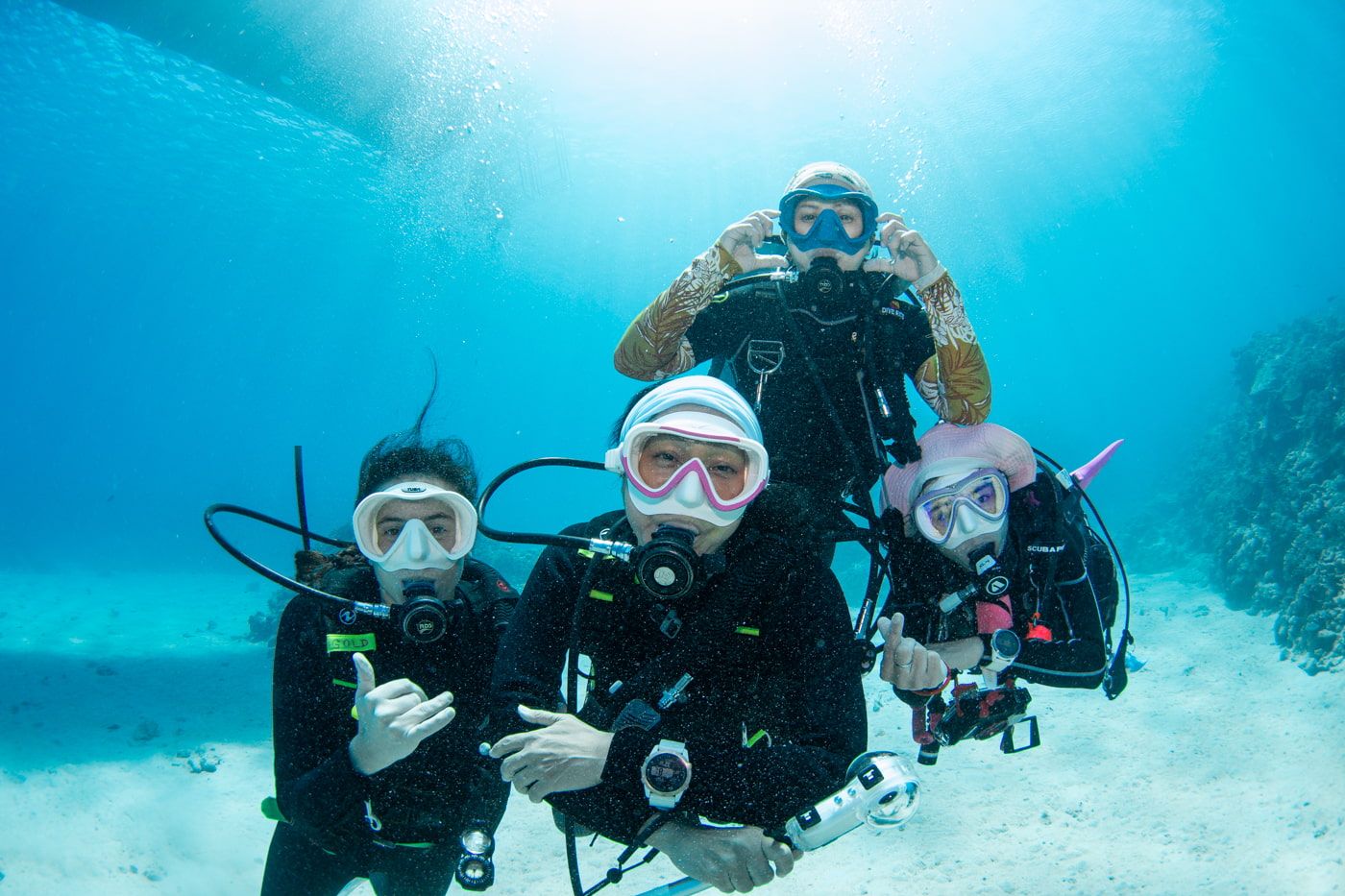 Group photo underwater with our guests.