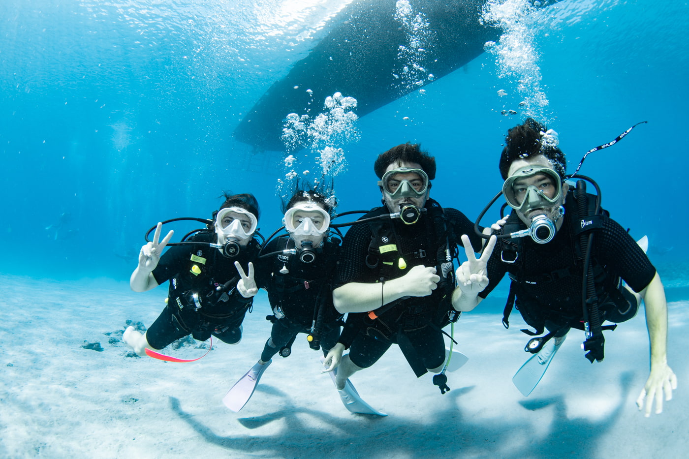 Group photo underwater with our guests.