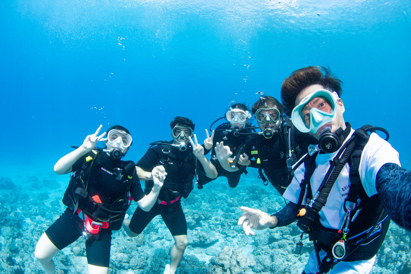 Group photo underwater with our guests.